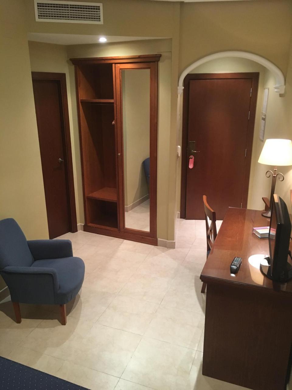 Hotel Manolo Mayo Лос Паласиос и Вияфранка Екстериор снимка
